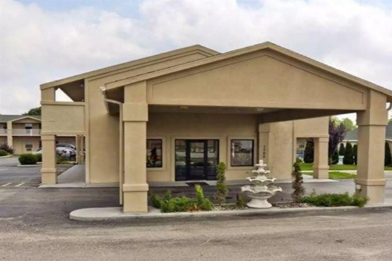 Quality Inn & Suites Big Rapids Near University Exterior foto