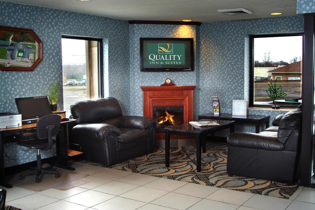 Quality Inn & Suites Big Rapids Near University Exterior foto