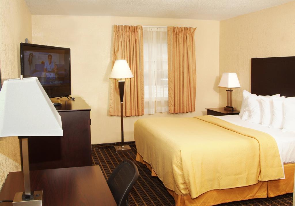 Quality Inn & Suites Big Rapids Near University Exterior foto