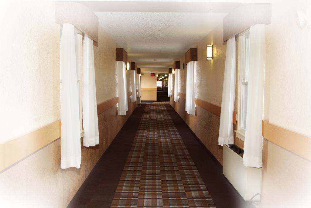 Quality Inn & Suites Big Rapids Near University Exterior foto