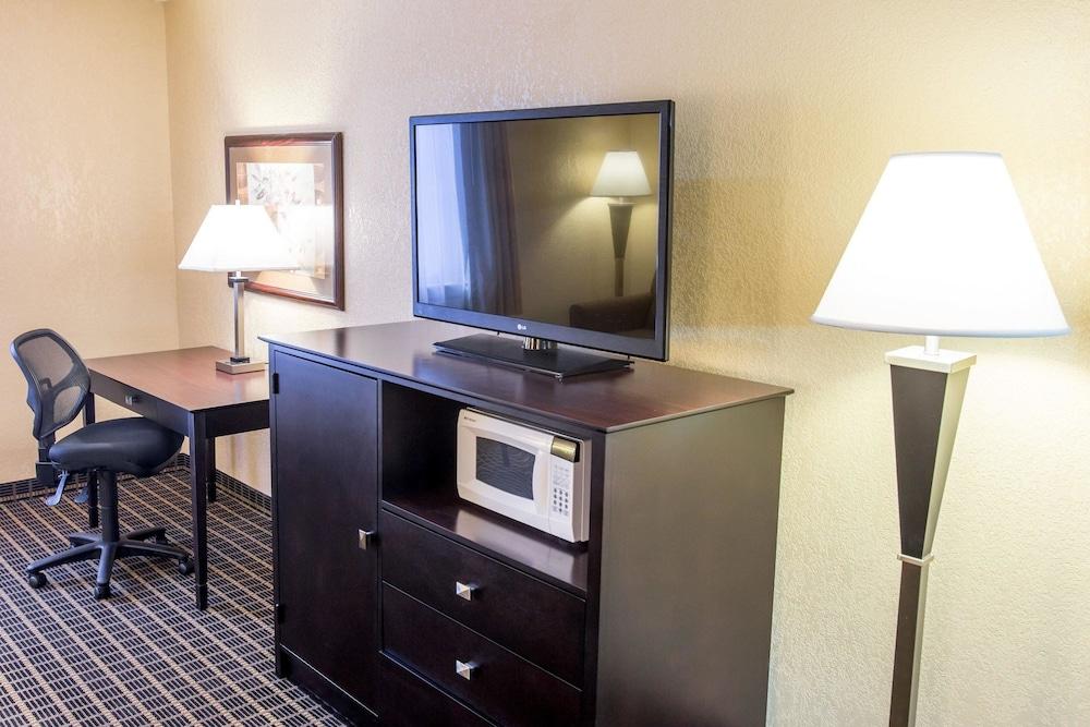 Quality Inn & Suites Big Rapids Near University Exterior foto