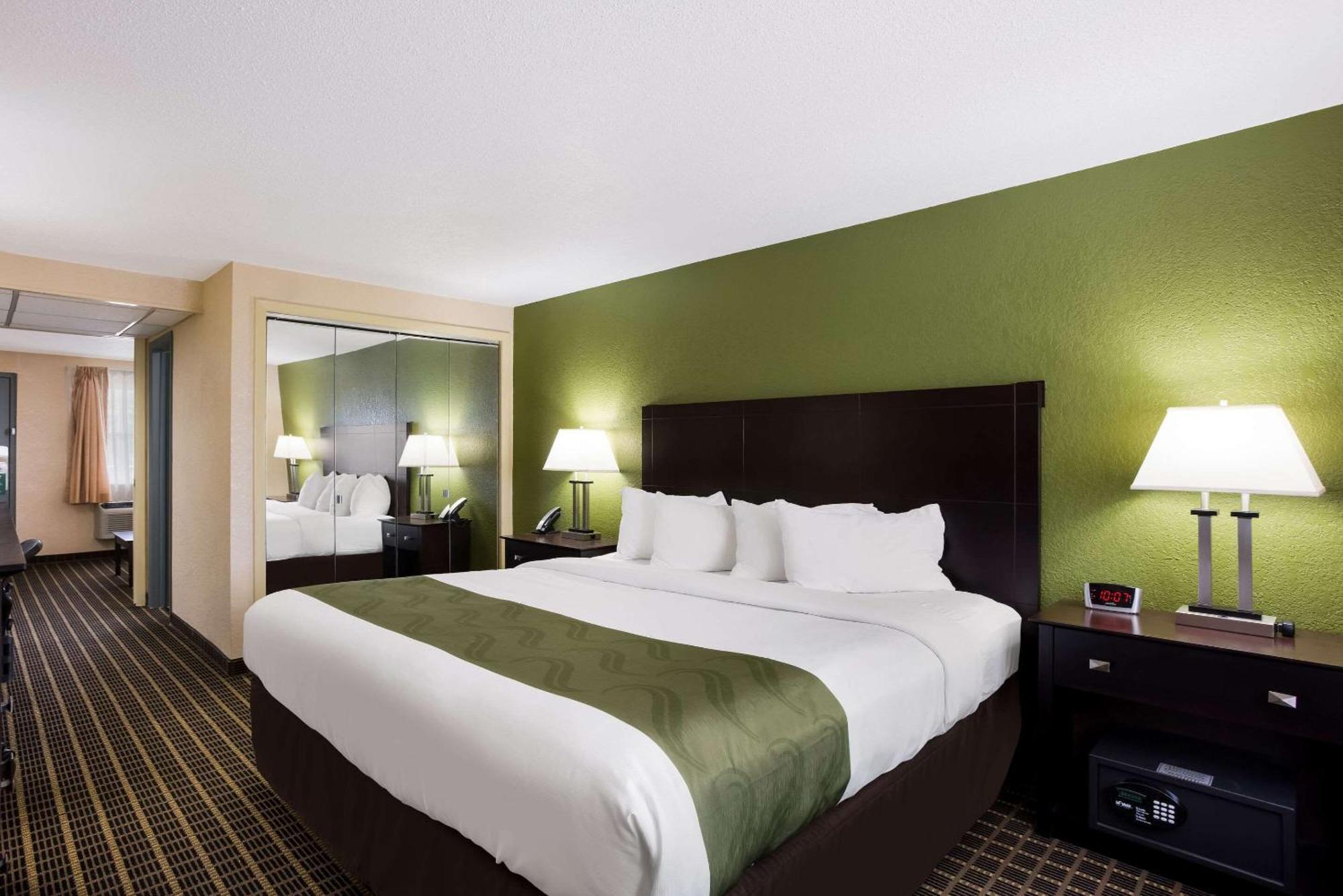 Quality Inn & Suites Big Rapids Near University Exterior foto