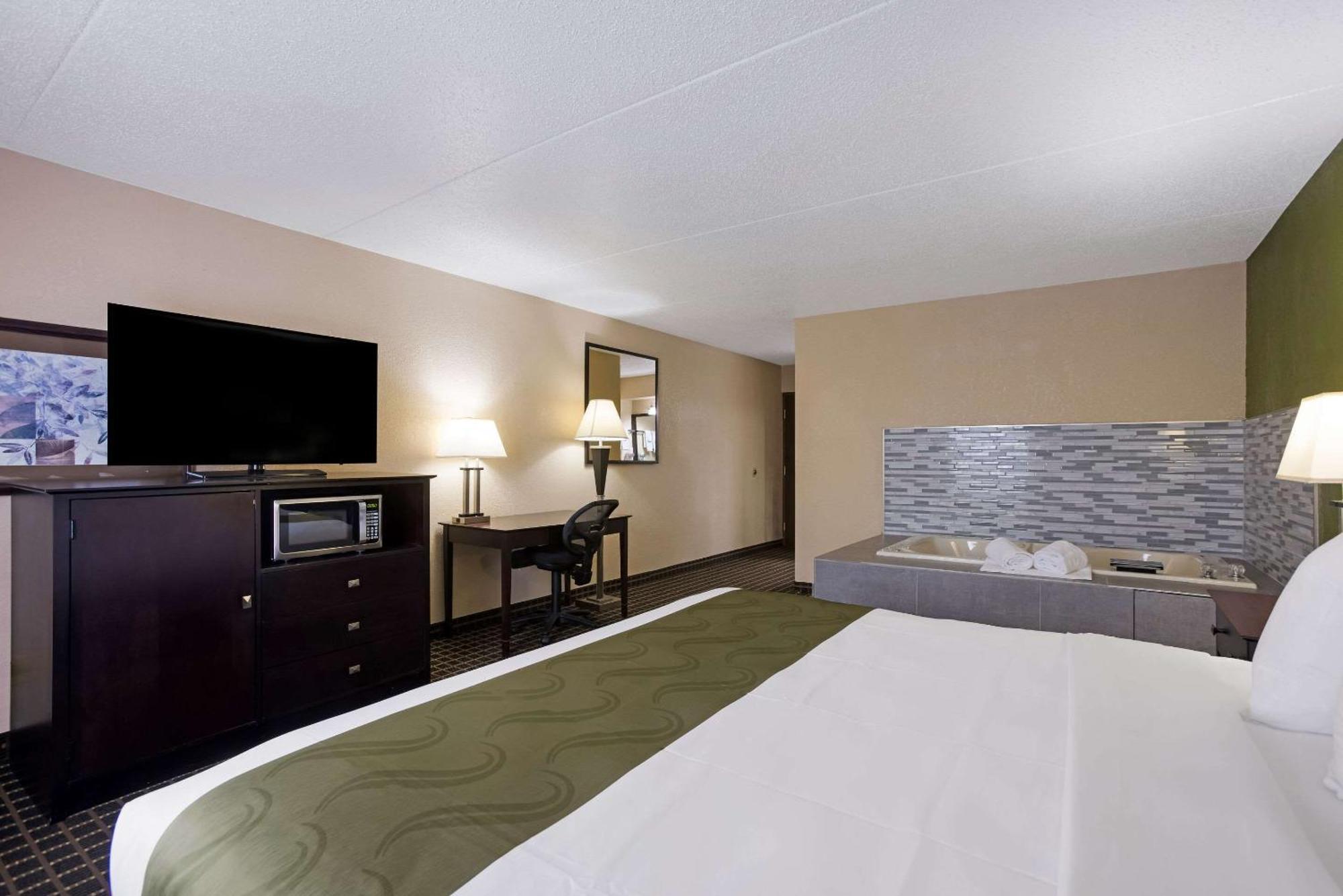Quality Inn & Suites Big Rapids Near University Exterior foto