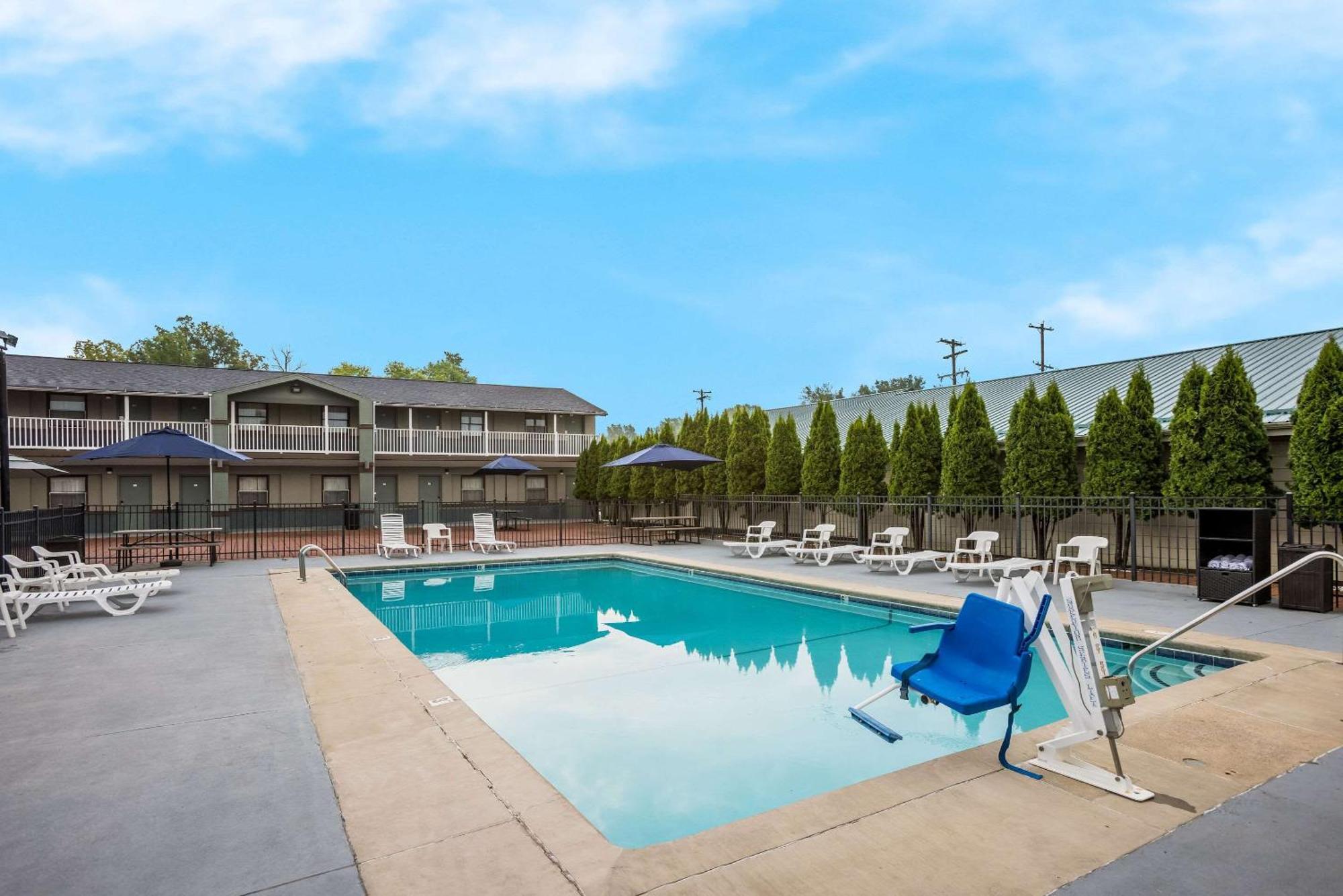 Quality Inn & Suites Big Rapids Near University Exterior foto