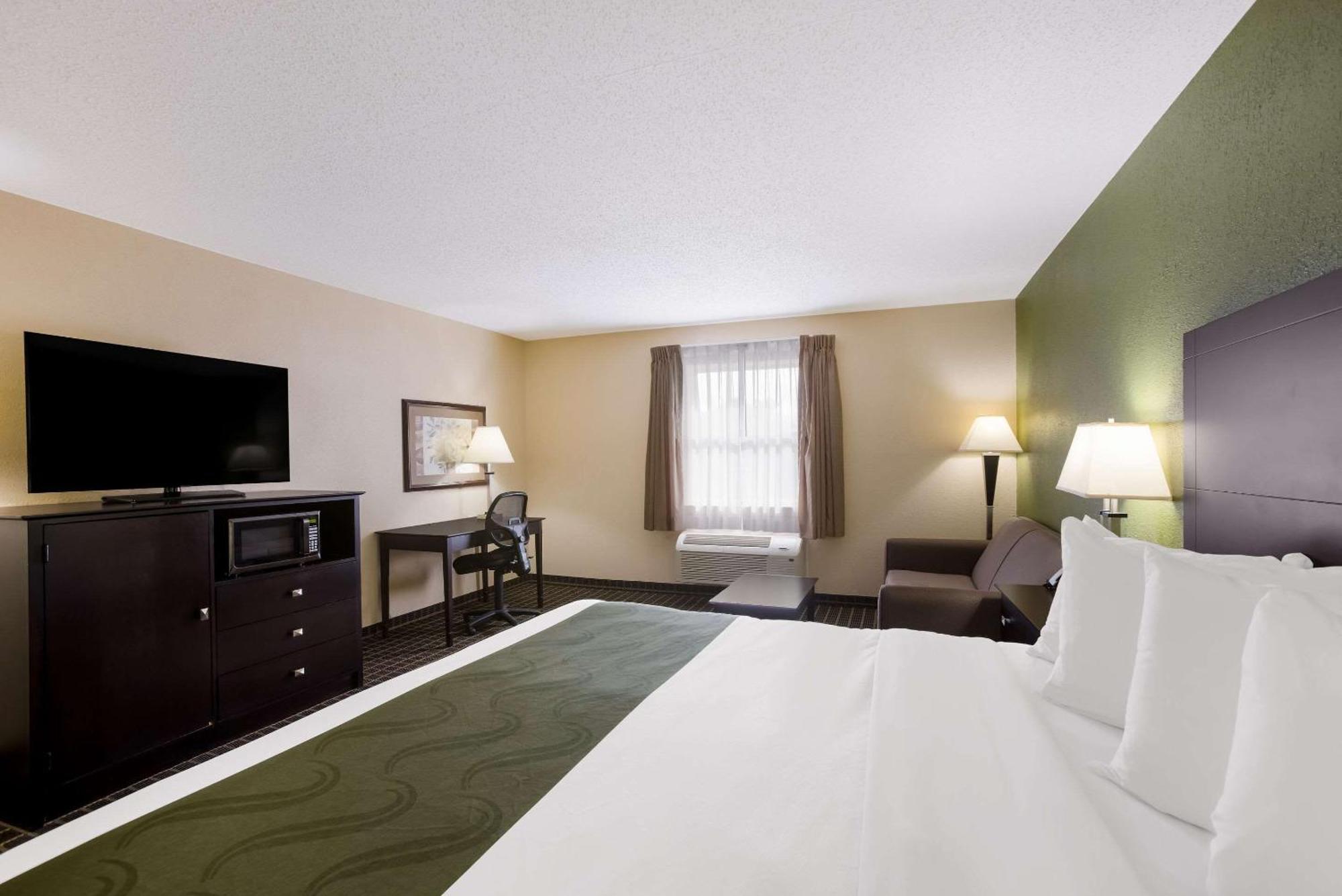 Quality Inn & Suites Big Rapids Near University Exterior foto
