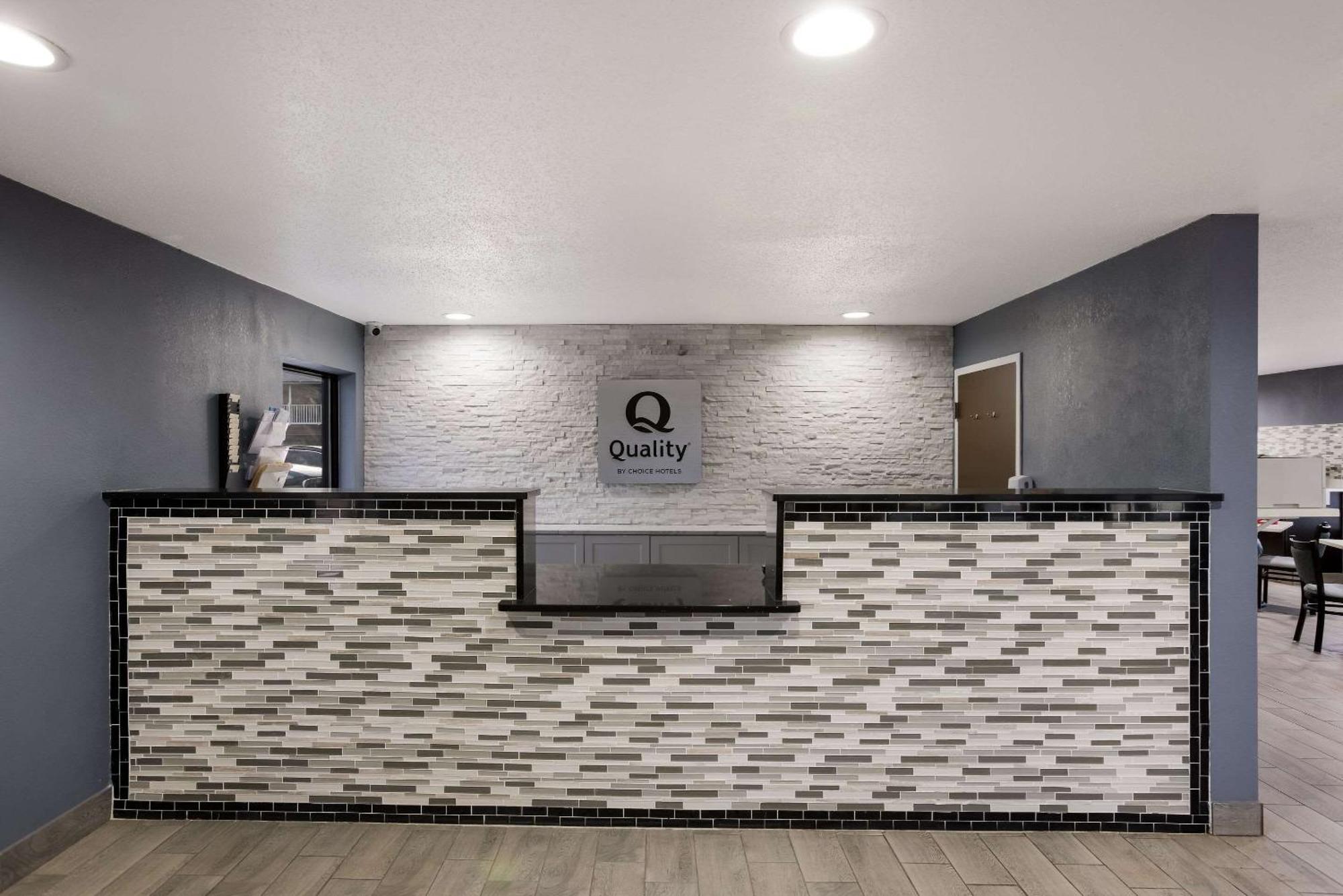 Quality Inn & Suites Big Rapids Near University Exterior foto